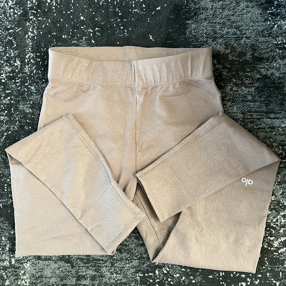 ALO Yoga Shimmering Tan Activewear Set - Picture 14 of 16